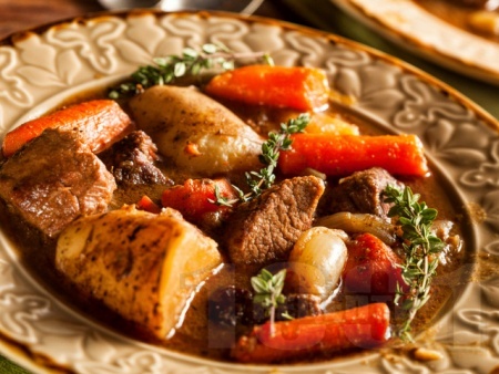 Френско телешко задушено с картофи, моркови и домати - снимка на рецептата